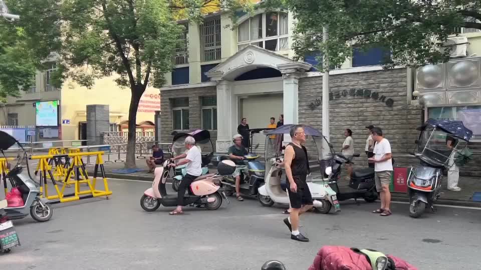 【新闻直通车】记者观察·校园周边⑥ | 铁山三小门前：电动车无序停放 学生通道“水泄不通”
