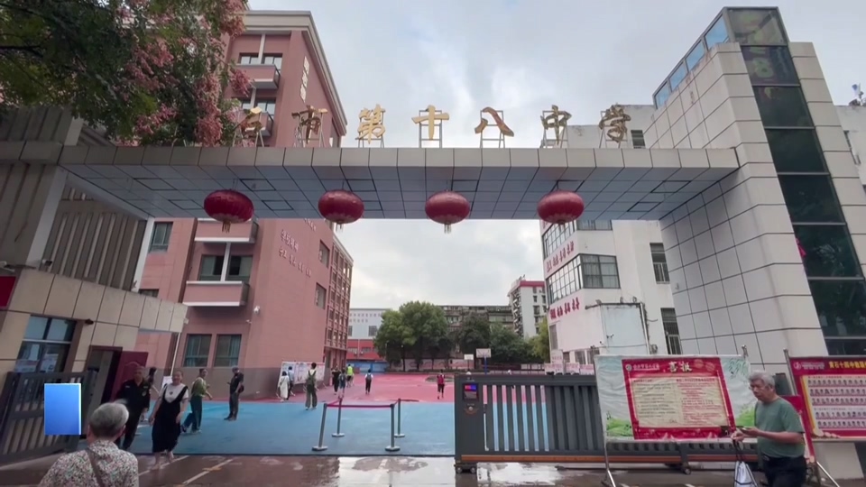 【新闻直通车】记者观察·校园周边① | 市第十八中学：占道经营多 卫生让人忧
