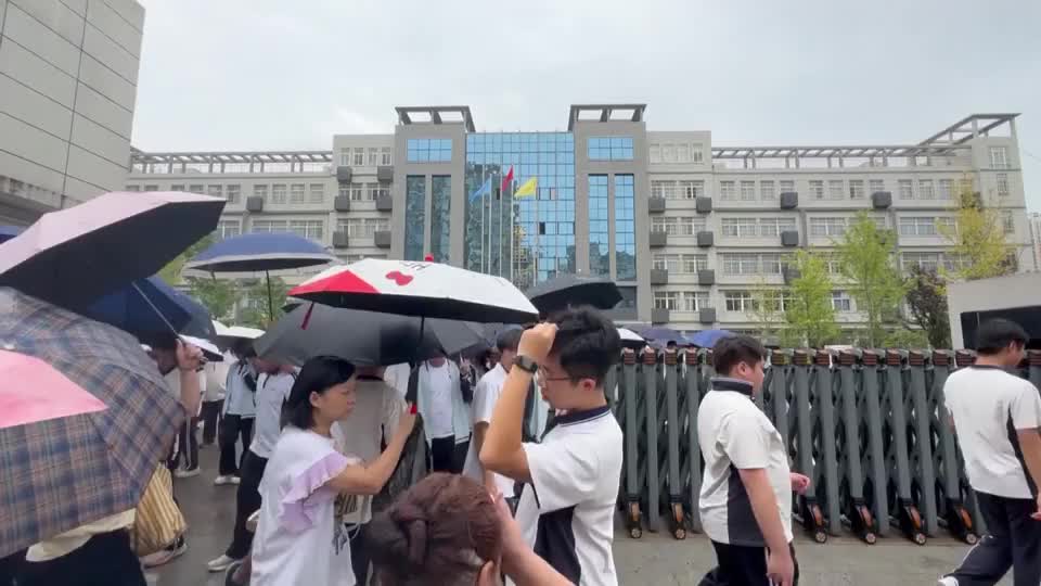 【新闻直通车】记者观察·校园周边① | 市第七中学：机动车违停 电动车在人行道上穿行