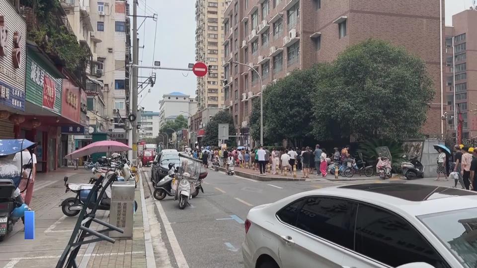 【新闻直通车】记者观察·校园周边⑥ | 市湖滨路小学门前：不顾单行禁停 有人逆行多人随停