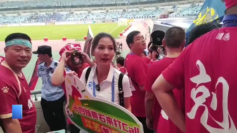 【新聞直通車】蘇黃一家親·黃石廣電“蘇超”應援團南京行 | 刷新紀錄 超6萬人觀賽！ 記者現場推介黃石
