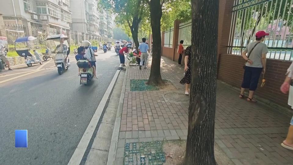 【新闻直通车】记者观察·校园周边② | 白马山小学门前：摊贩到点“闪现” 车辆任性“躺平” 学生出行“闯关”