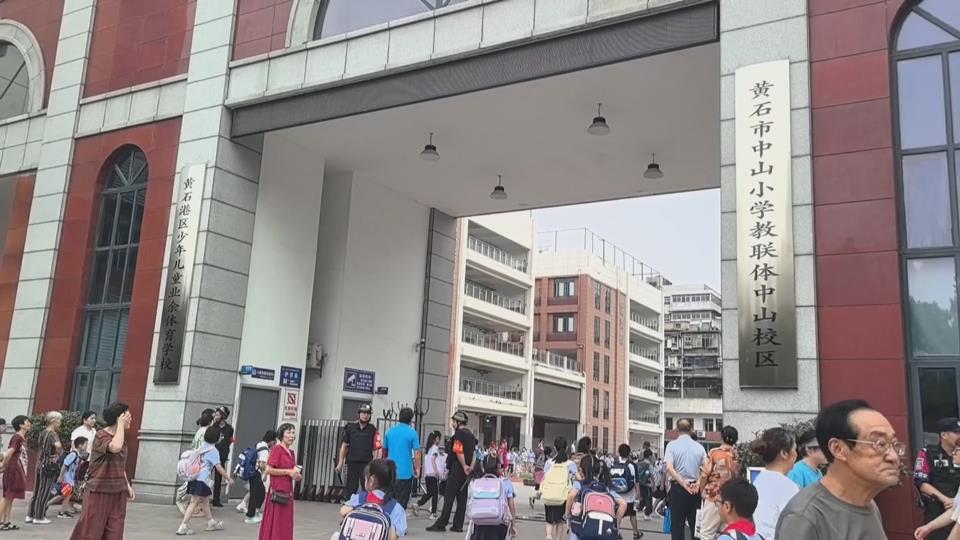【新闻直通车】记者观察·校园周边④ | 市中山小学门前：交通秩序较好 不文明行为有劝导