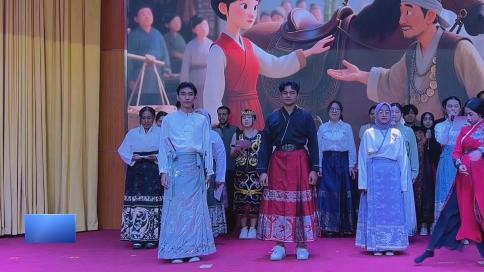 【新聞直通車】颯爽劍影！留學生誦讀《木蘭辭》演繹“巾幗美”