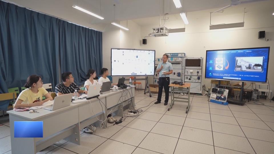 【新闻直通车】粉笔灰下的星光 | 涂贵军：没有教不好的学生 关键要帮他找对方向