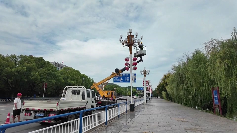 【新闻直通车】人民广场的中华灯换新啦！