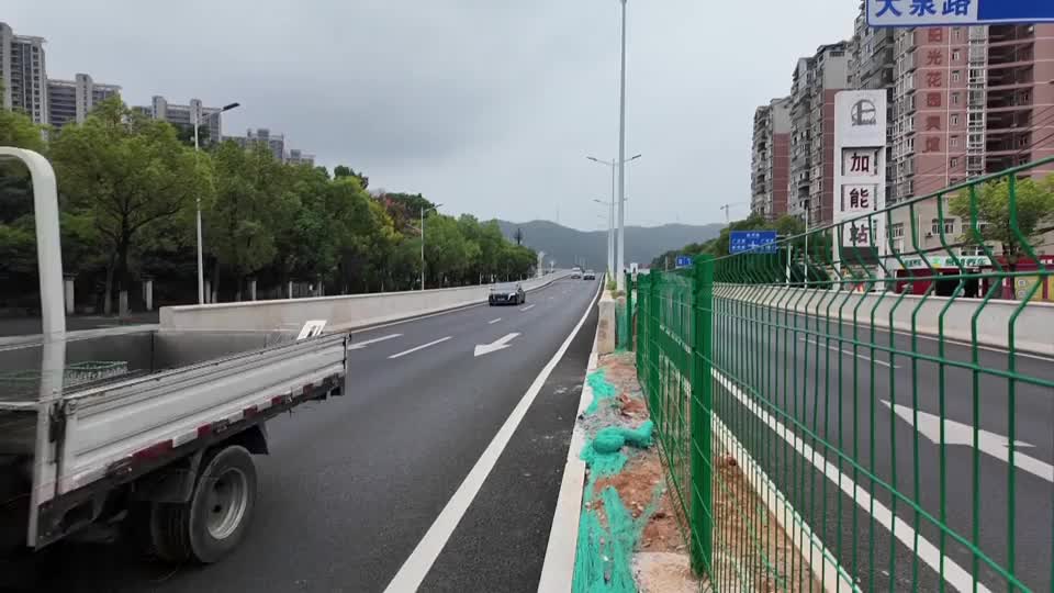 【新聞直通車】小蘭幫忙 | 城市發展既要“抬頭看路” 也要“低頭查錯”