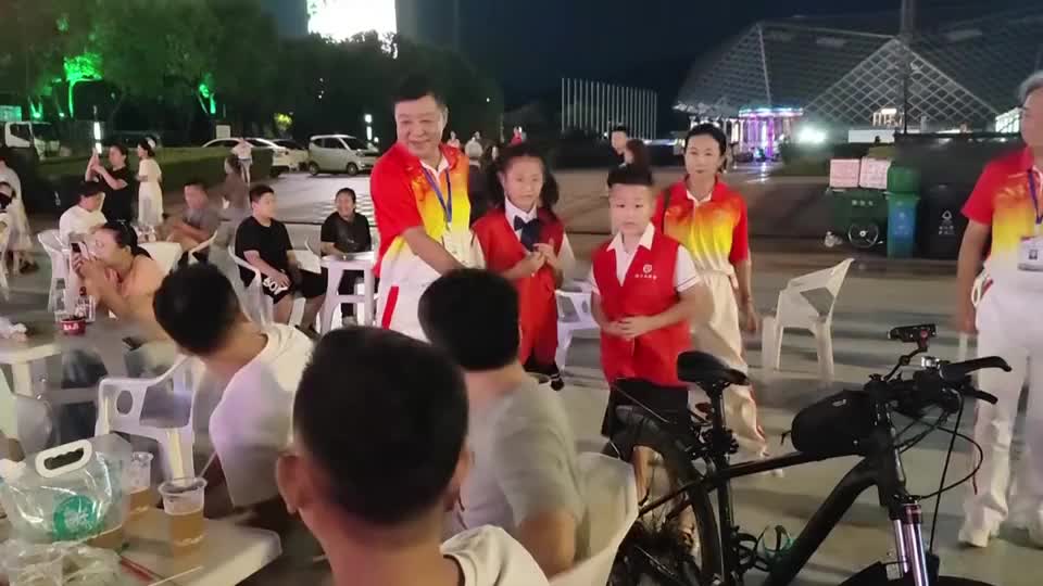 【新闻直通车】弘扬时代新风·文明旅游 | 志愿者闪耀啤酒节 彰显文明风采