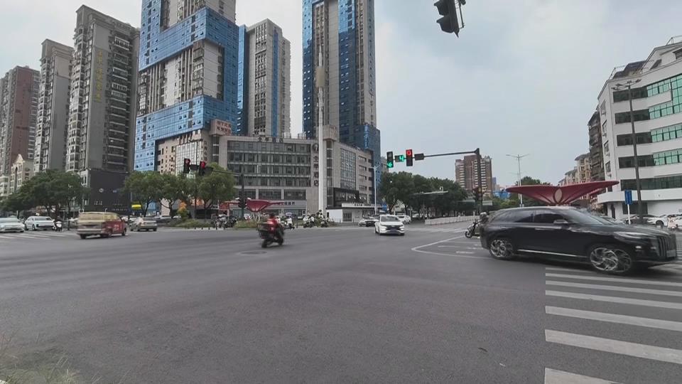 【新闻直通车】记者观察·路口文明①