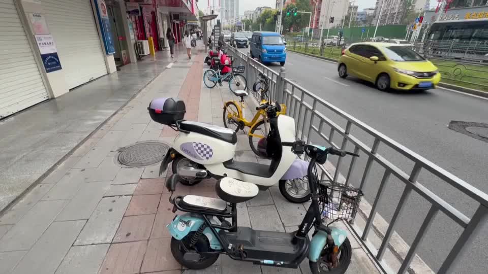 【新闻直通车】记者观察·校园周边① | 湖北师范大学：车辆随意停放隐患多