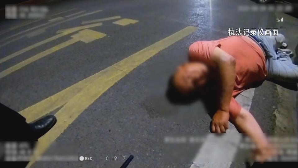 【新闻直通车】男子贪杯醉卧路边 民警深夜送回家