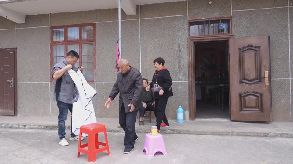 【新聞直通車】我們的節(jié)日·重陽(yáng)節(jié) | 老吾老！從養(yǎng)女到兒媳 雙重身份一顆孝心