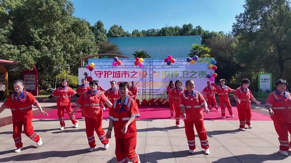 【新闻直通车】致敬“城市美容师” | 扫帚当道具 这场运动会既有趣又专业