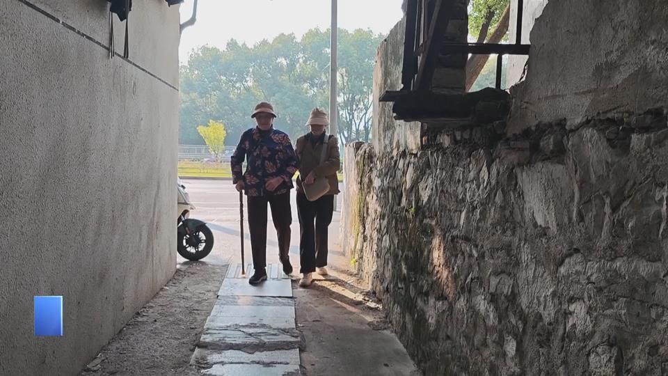 【新闻直通车】我们的节日·重阳节 | 真贴心！70岁女儿陪伴96岁母亲看世界