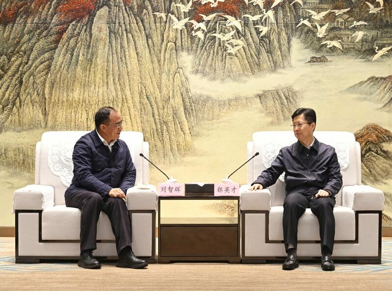 郄英才与大唐湖北公司刘智辉一行座谈