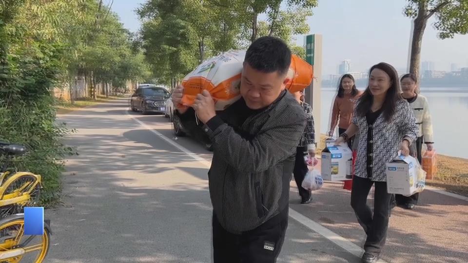 【新闻直通车】我们的节日·重阳节 | 送服务！公益行动暖重阳 守护夕阳红