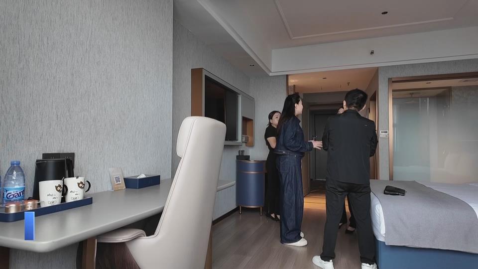 【新闻直通车】小兰帮忙 | 酒店负责人：查！ 让厂家来鉴定