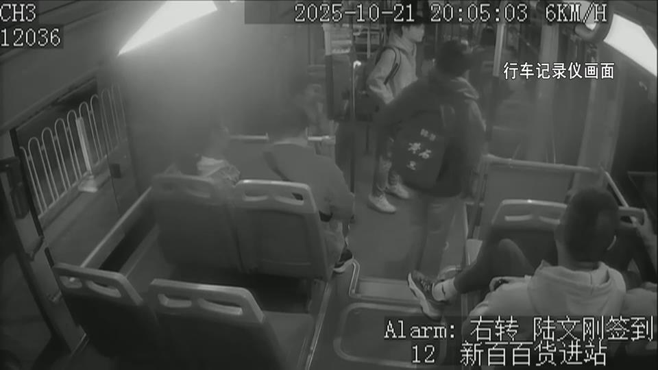 【新闻直通车】诚信黄石 你我共建·褒扬诚信典型 | 好少年！公交车上捡钱包 第一时间交给司机