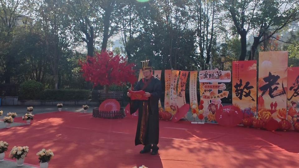 【新闻直通车】我们的节日·重阳节 | 行孝礼！百名萌娃“十重孝礼”暖重阳