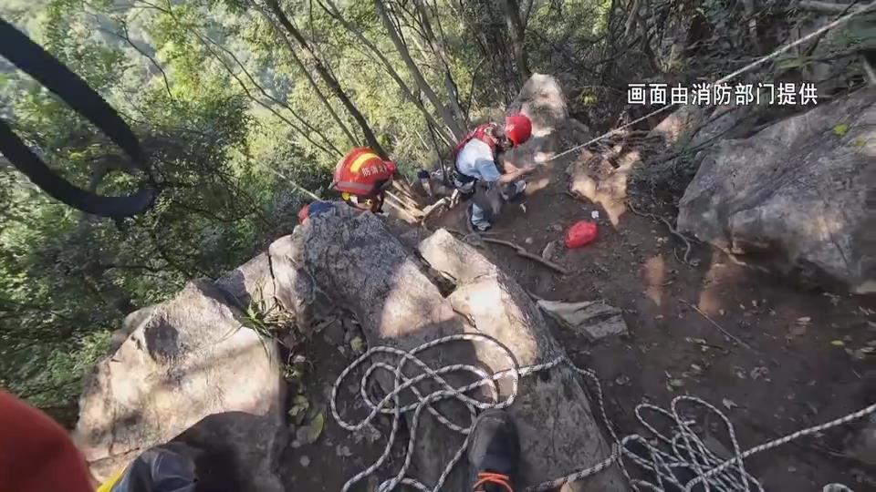 【新聞直通車】親子爬山變“懸崖驚魂” 消防員接力救下四人