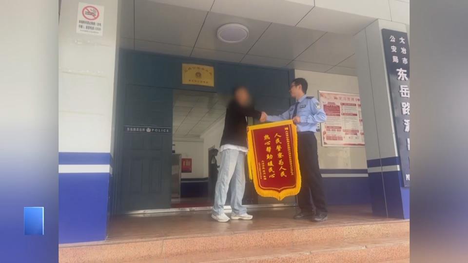 【新闻直通车】产妇大出血偏遇早高峰 警车鸣笛开道送医