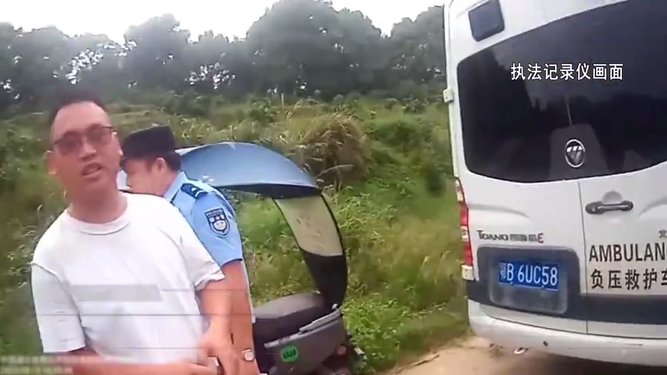 【新闻直通车】男子被马蜂蜇伤瘫倒 警医合力救助