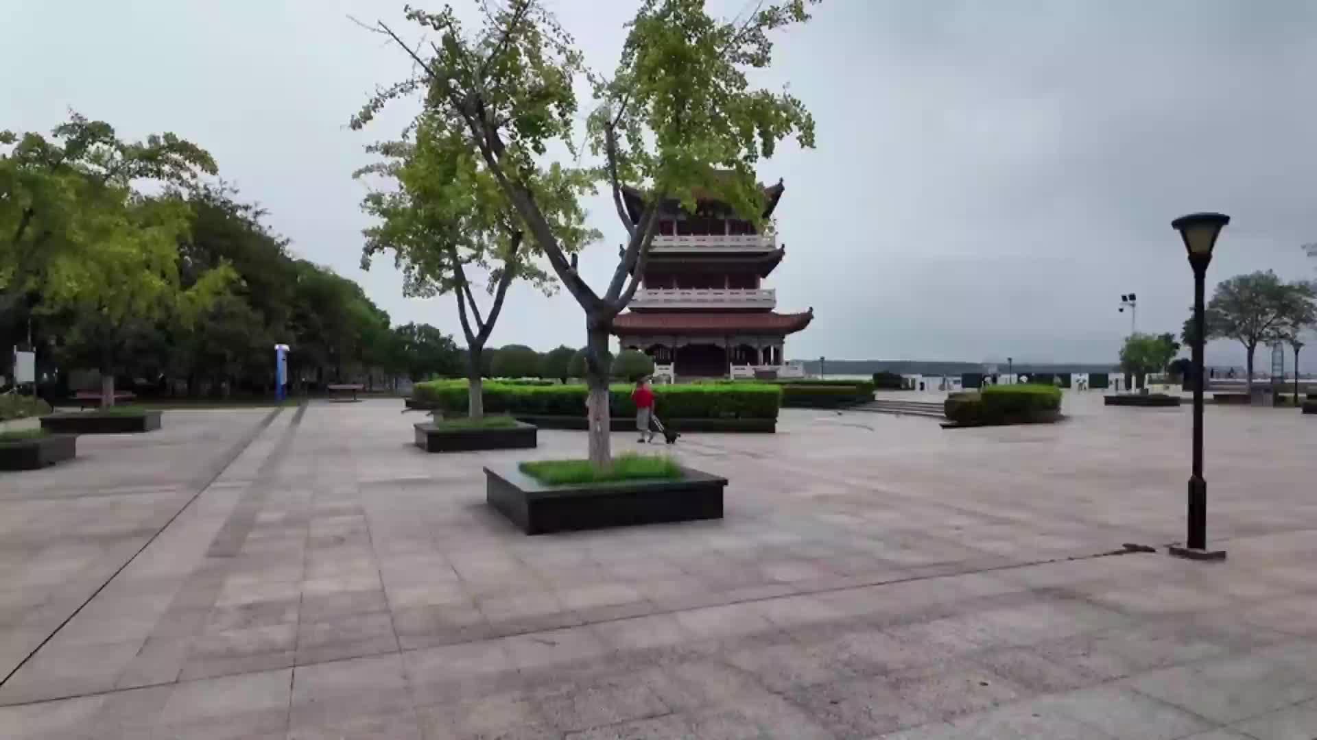 【新聞直通車】旅游不文明行為曝光臺 | 黃石港江灘公園 ：指示牌破損 衛(wèi)生間臟亂