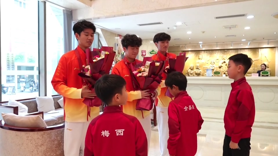 【新闻直通车】全民健身 | 创造历史！三名黄石小将携全运会男足金牌返乡