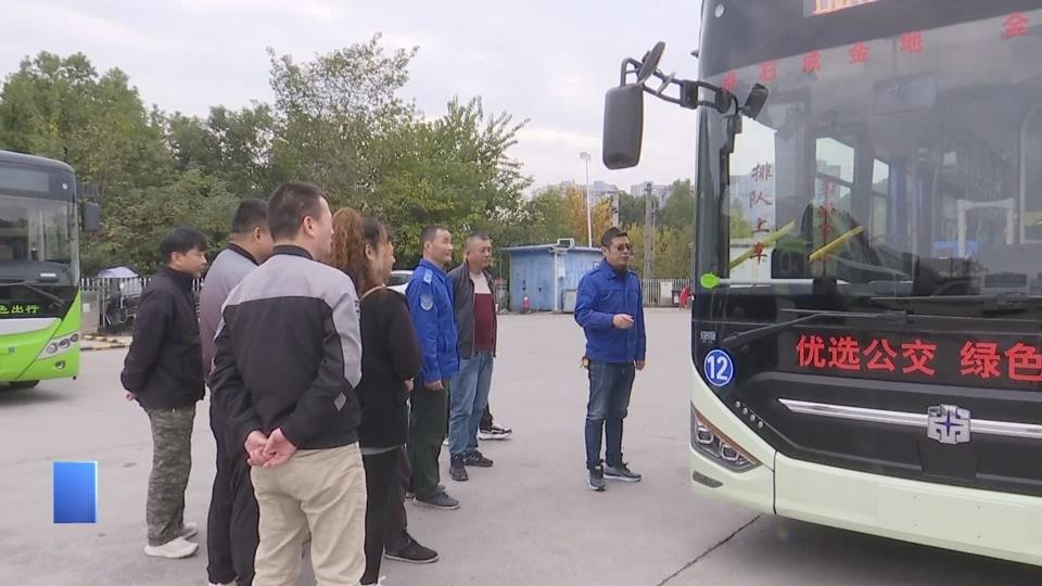 【新闻直通车】12路公交上新! 舒适度倍增 科技感拉满