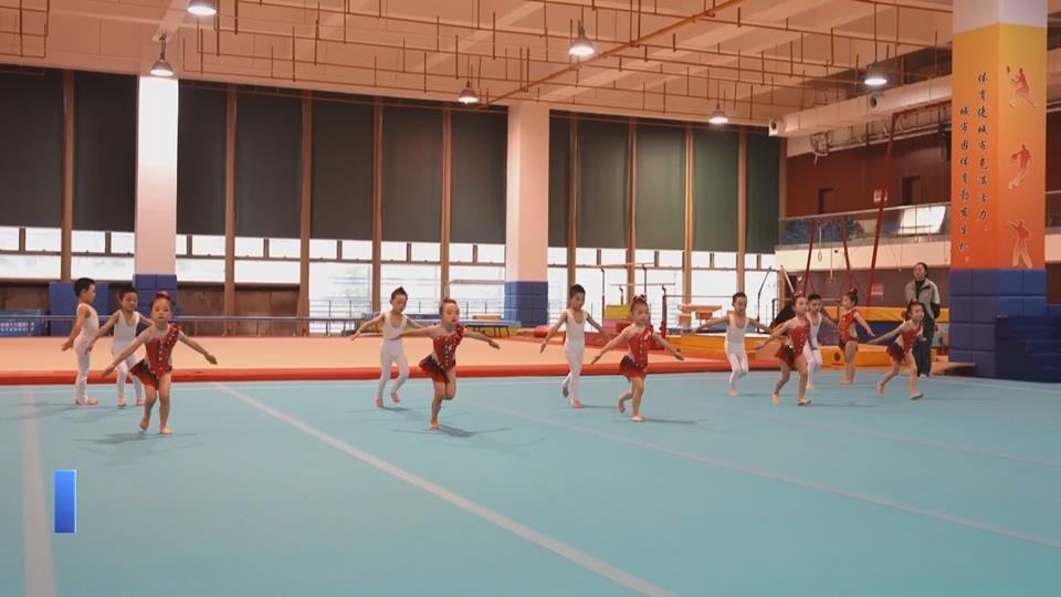 【新闻直通车】黄石市第十二届运动会青少年体操比赛 | 翻滚跳跃！体操小将赛场“炫技”