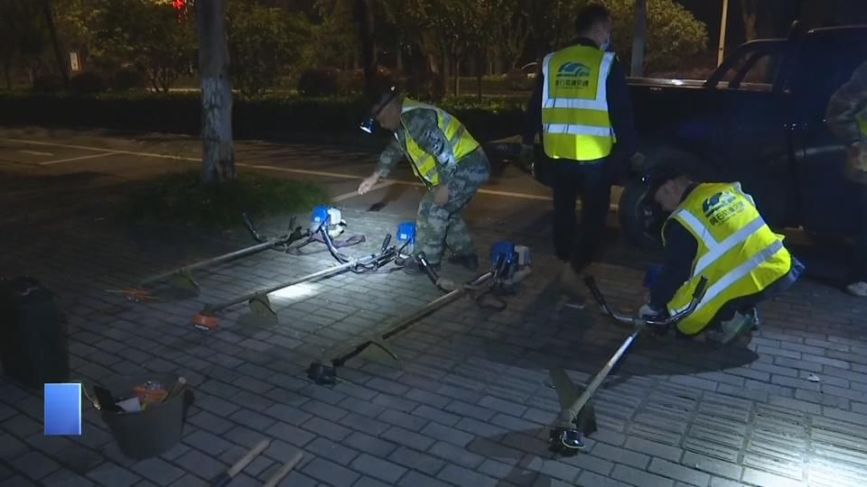 【新闻直通车】清除杂草！深夜“清道夫”为电车安全“开路”