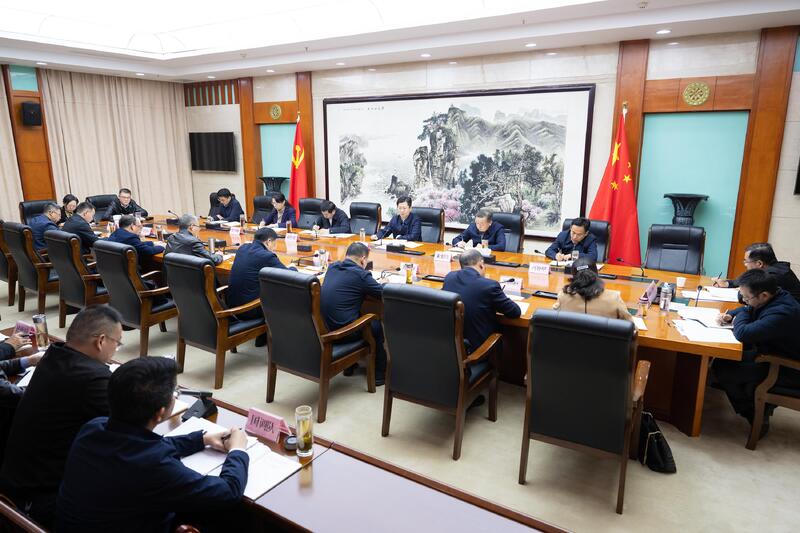 郄英才主持召开市委专题会议