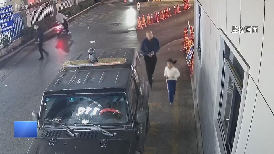 【新闻直通车】捡到钱包交给警察叔叔 曹文馨小朋友你上新闻啦！