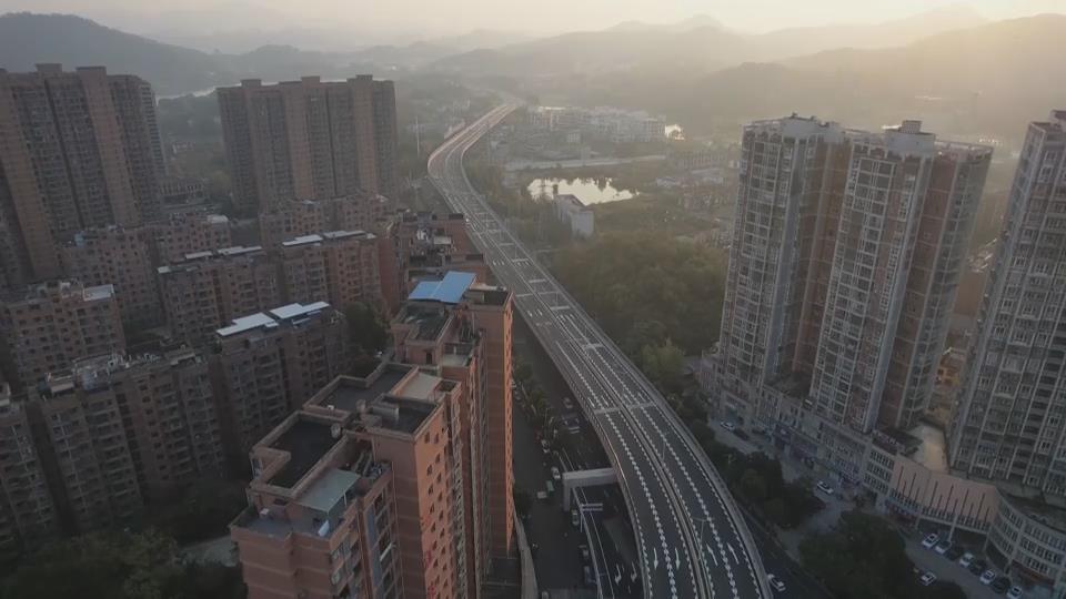 【新闻直通车】大泉路立交桥通车 去武汉鄂州更快了