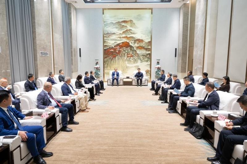 郄英才会见华创会嘉宾