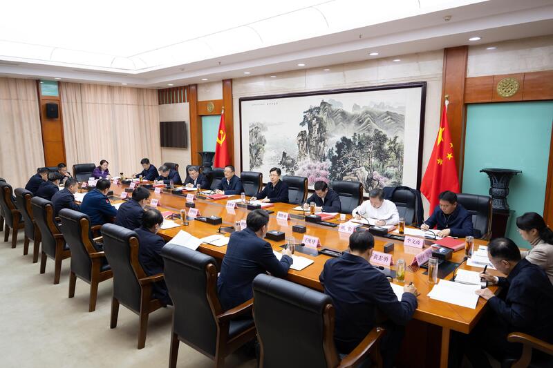 郄英才主持召开市委理论学习中心组学习会