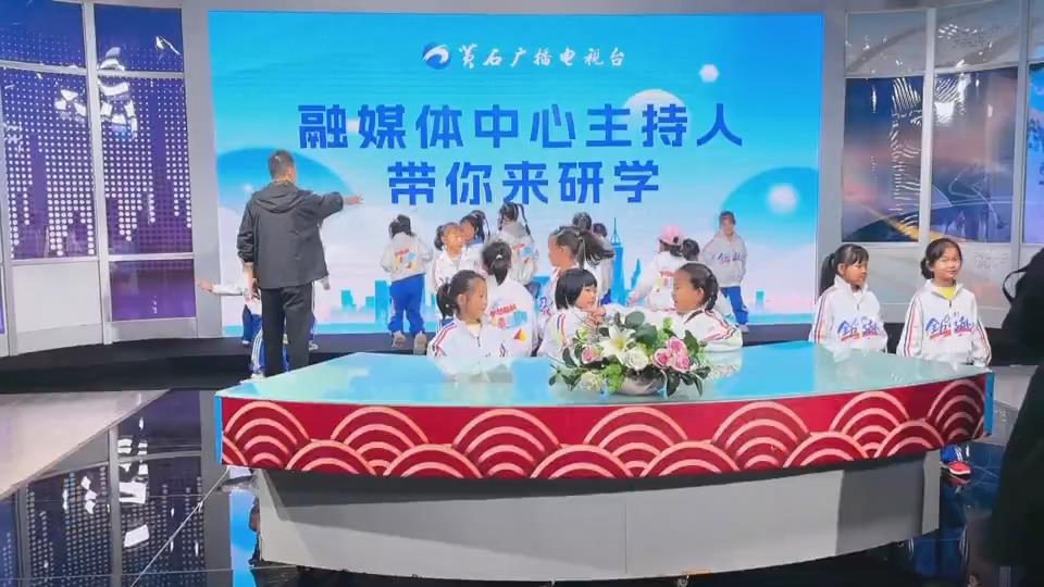 【新闻直通车】关爱保护未成年人健康成长 | 探秘融媒！萌娃当上“小主播”“小摄像师”