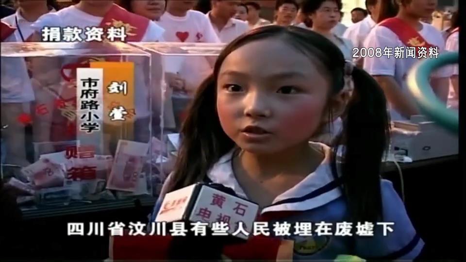 【新闻直通车】记者节·我们的故事 | 18年前新闻里的小女孩成了讲故事的新闻主播