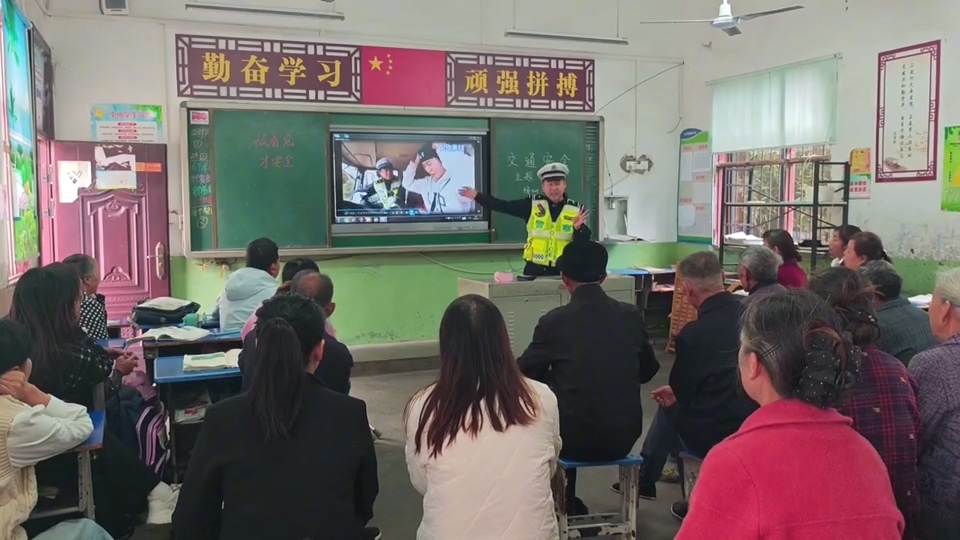 【新闻直通车】关爱保护未成年人健康成长 | 交警送课进校园 同学玩着学交规