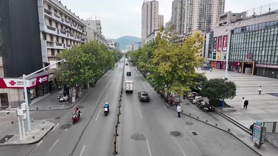 【新闻直通车】说说“十四五”这五年 | 武汉路人行天桥：每天走一趟 非常方便