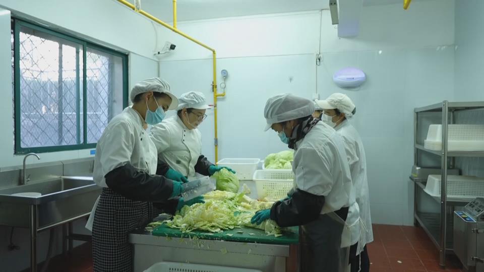 【新闻直通车】守护孩子舌尖上的安全 | 广州路小学：“妈妈帮厨”让校园餐有了妈妈的味道