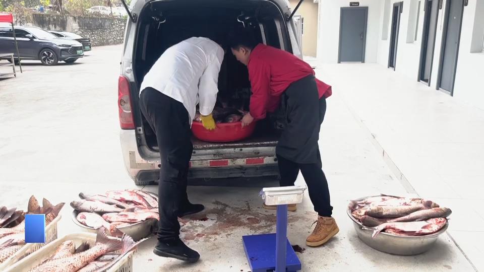 【新闻直通车】鱼圆肉圆亲手做 爱心企业送“团圆”