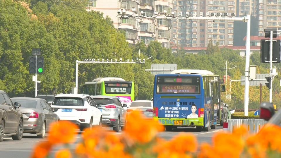 【新闻直通车】本周天气“先甜后虐” 周末降雨又降温