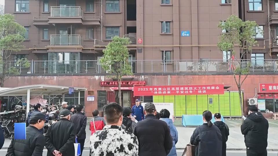【新聞直通車】演練+培訓(xùn) 西塞消防指導(dǎo)高層居民織密“防火網(wǎng)”