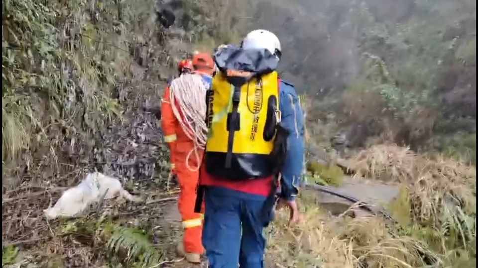 【新闻直通车】驴友野爬摔骨折 多部门冒雨13小时昼夜营救