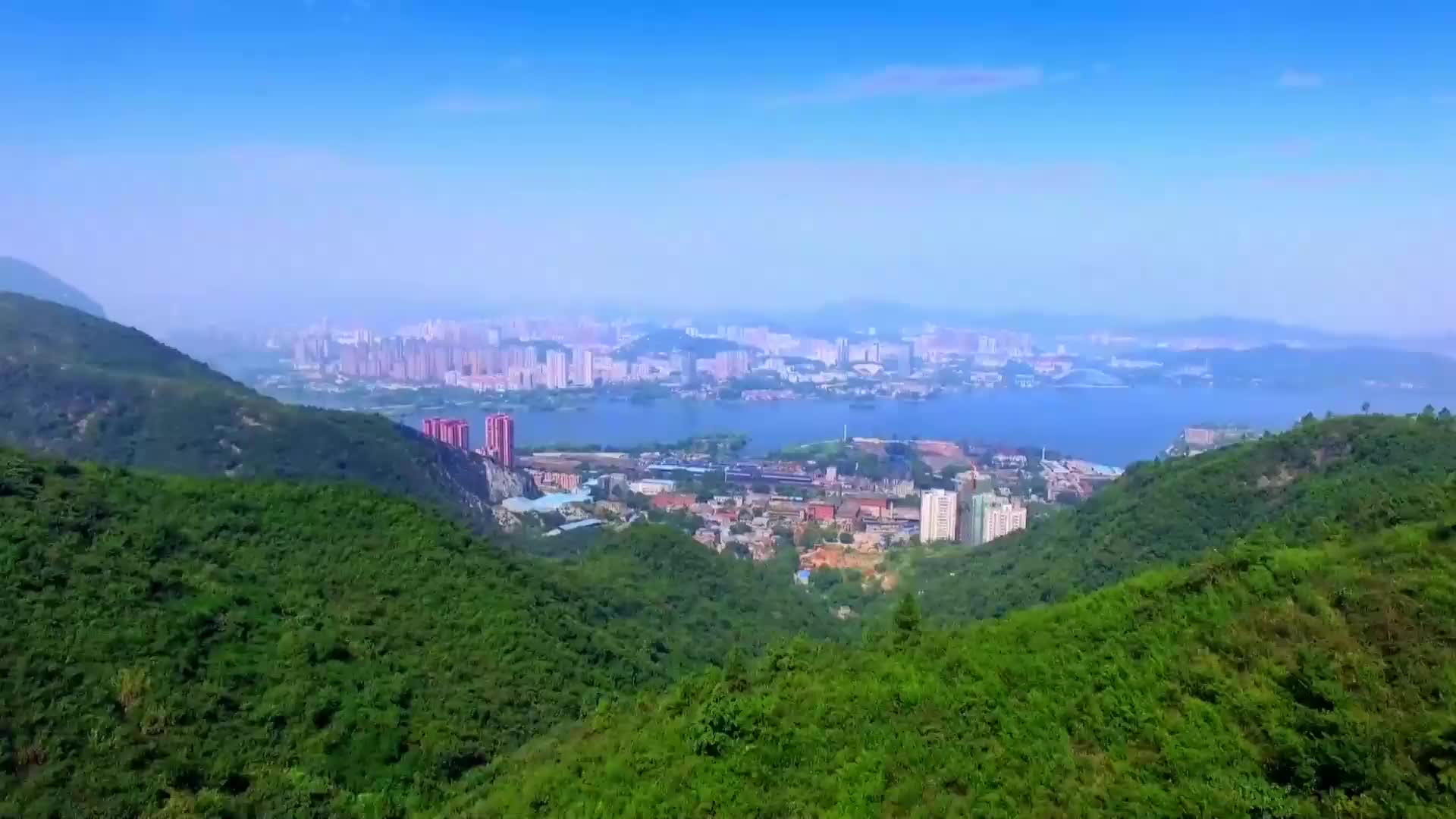 【新闻直通车】两会直播间 | 今晚7：30 《两会直播间》将关注文旅体商