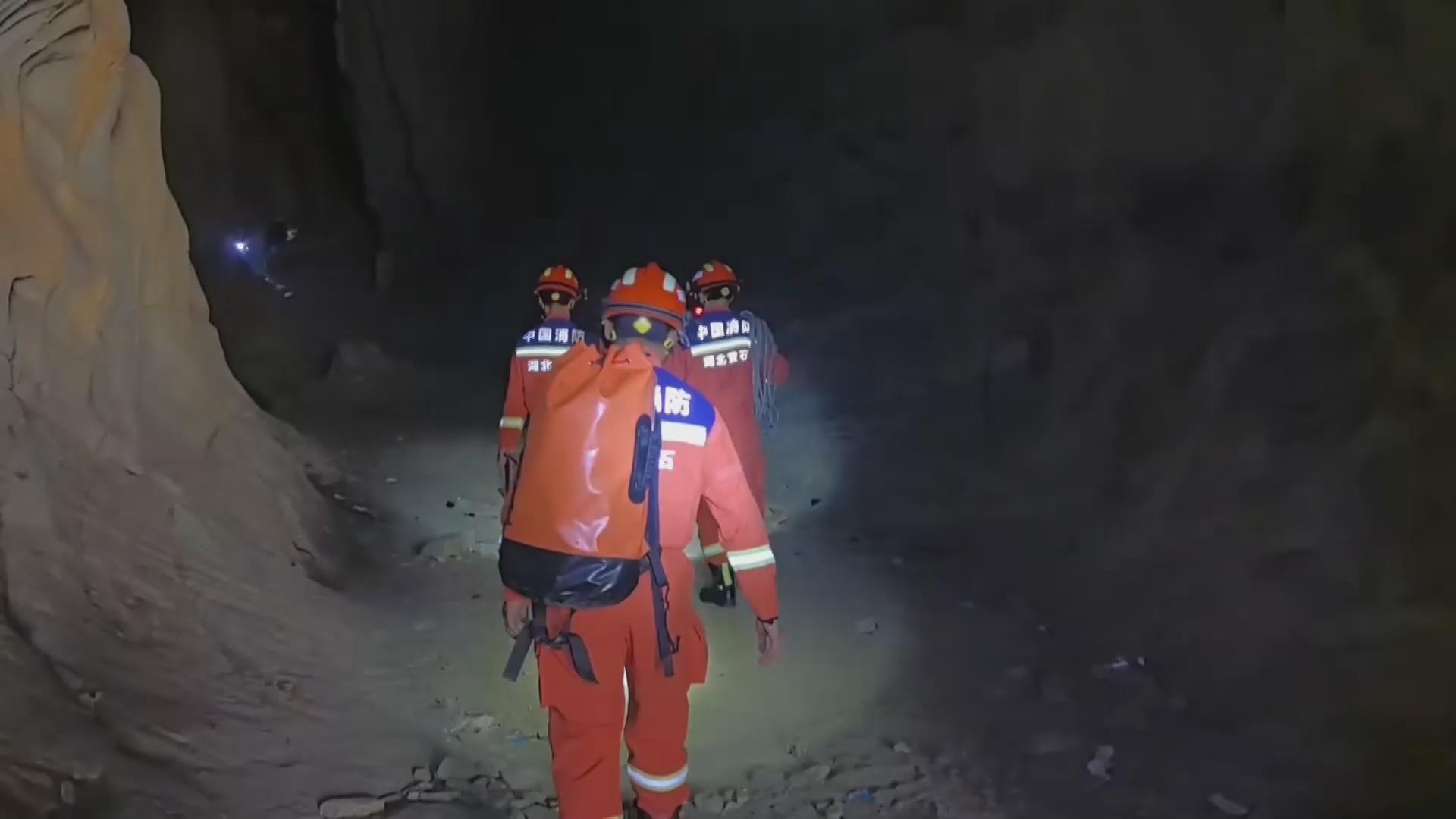 【新闻直通车】盲目探洞遇险 消防摸黑营救