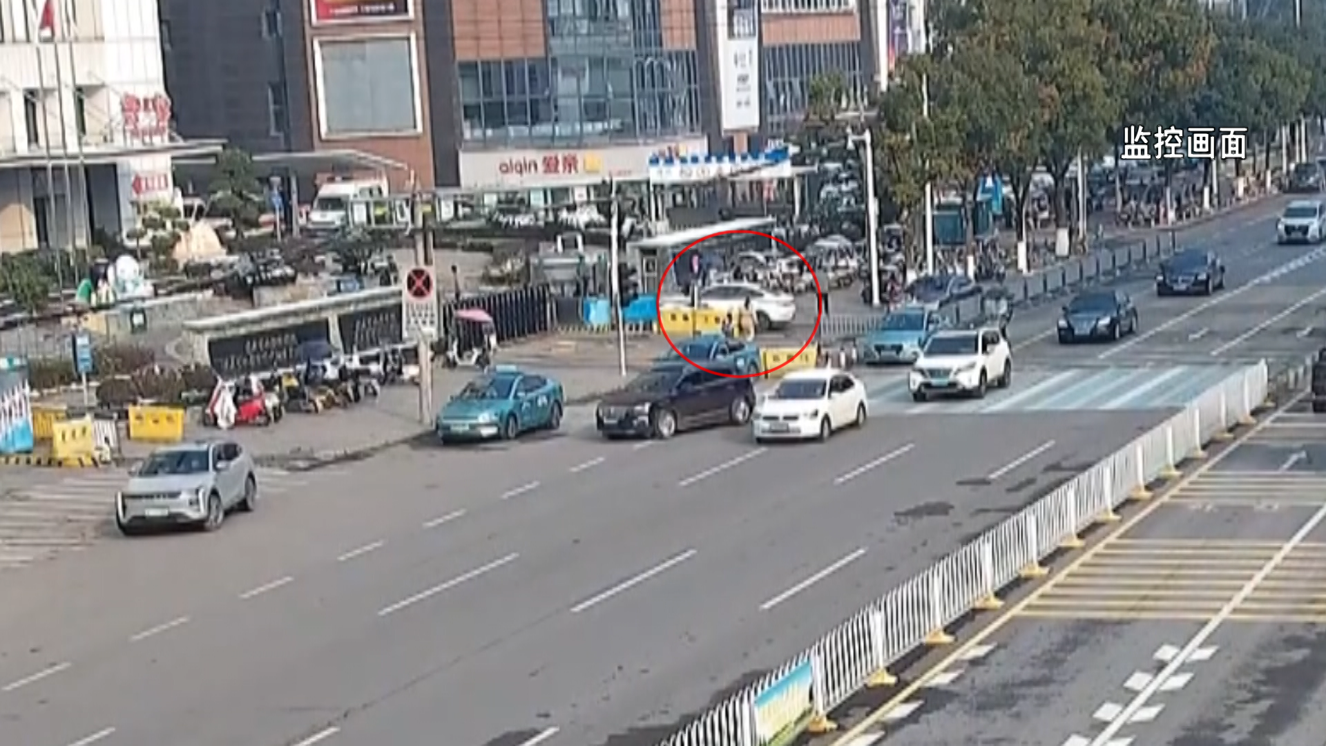 【新闻直通车】路遇家长拦车求助 警车秒变“救护车”