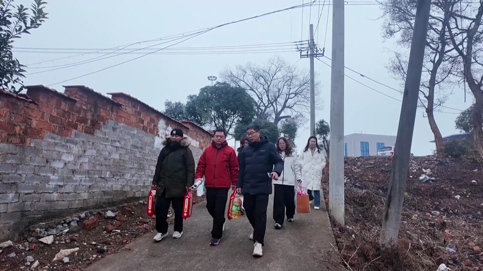 【新闻直通车】关心困难户 温暖送到家