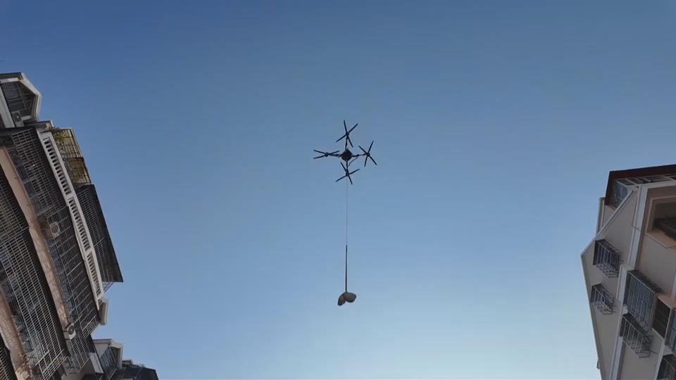 【新闻直通车】老旧小区改造 无人机当“空中挑夫”